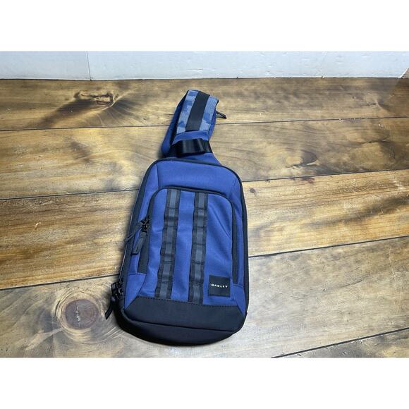 Oakley Utility One Shoulder Blue Sling Bag - Picture 1 of 14